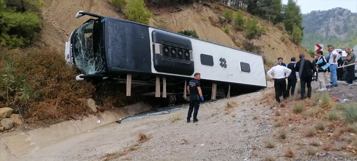 Bucak’ta Yolcu Otobüsü Devrildi: 8 Yaralı