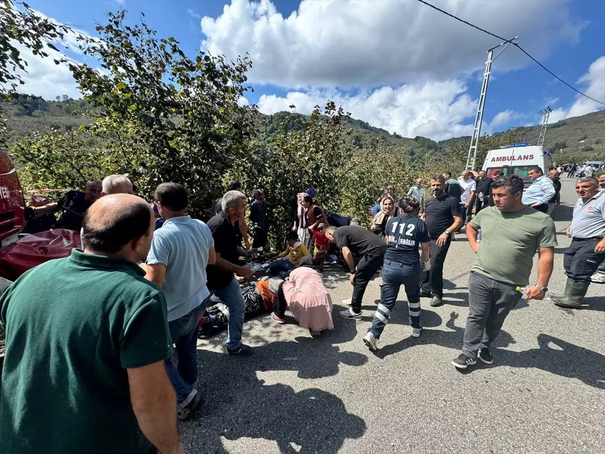 Düzce’de Mevsimlik Tarım İşçilerini Taşıyan Minibüs Devrildi: 24 Yaralı