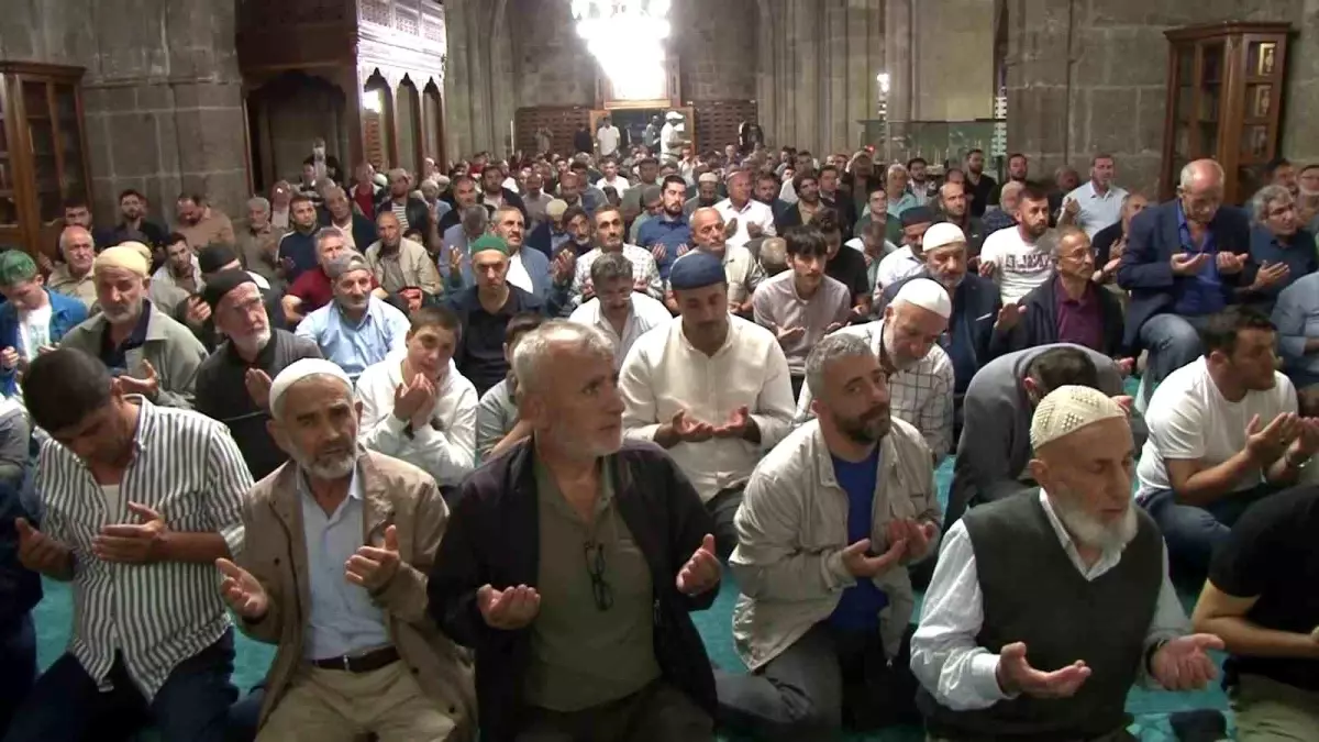 Mevlid Kandili’nde Camilerde Yoğunluk